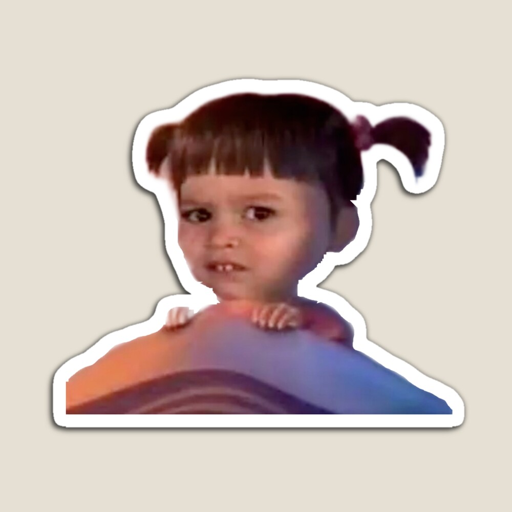 Niña observando con desconfianza