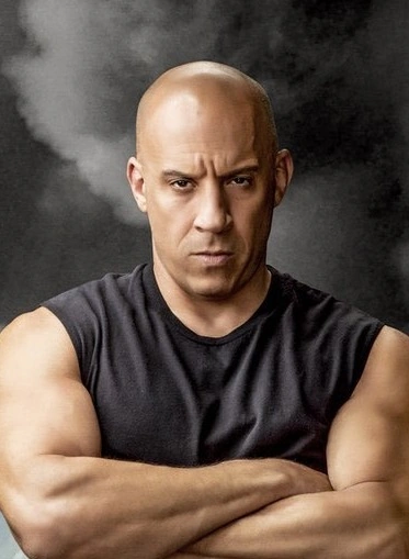 Toretto con los brazos cruzados